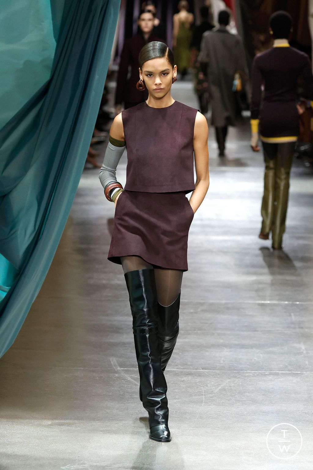 Fashion Week Milan Fall/Winter 2024 look 33 from the Fendi collection 女装