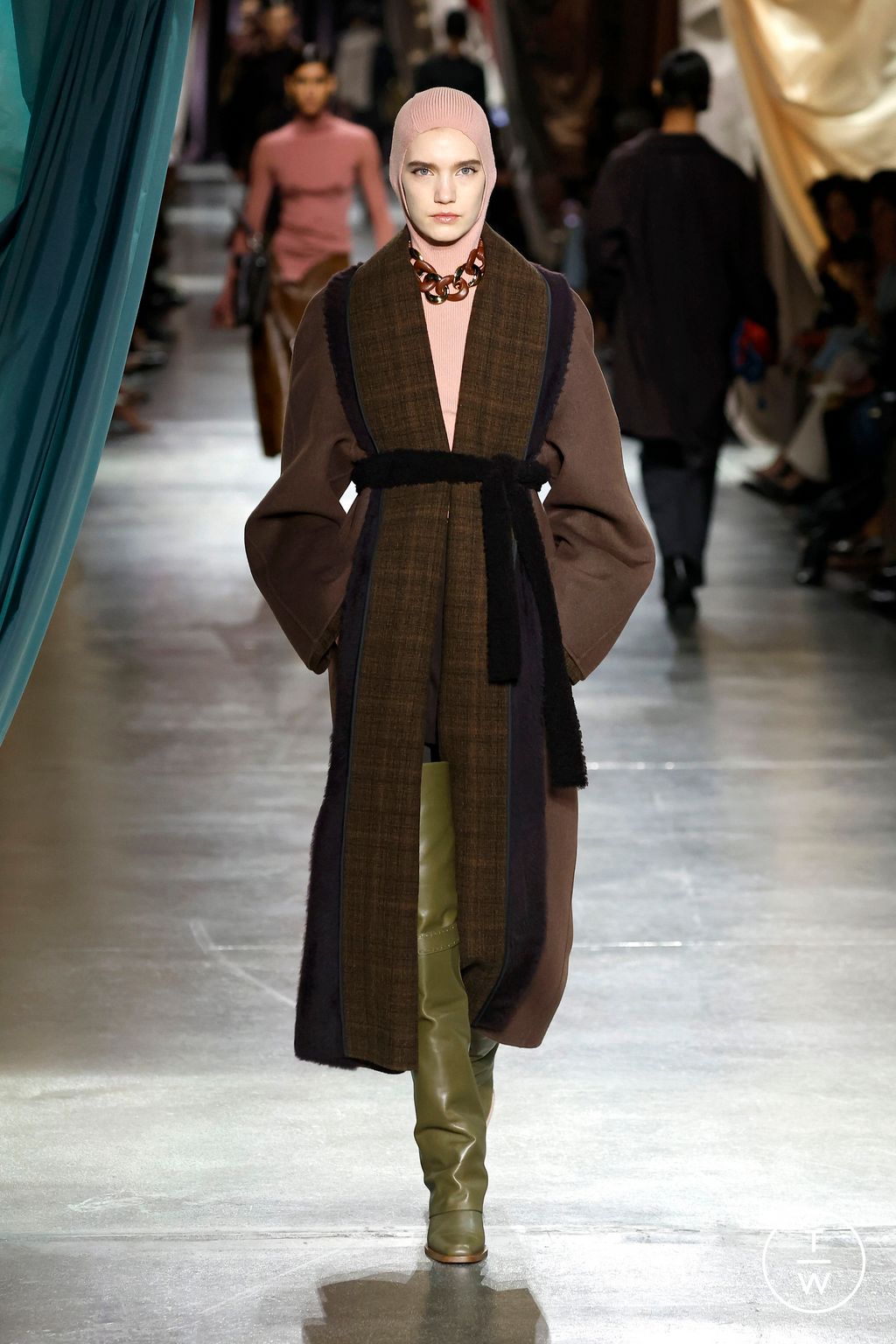 Fashion Week Milan Fall/Winter 2024 look 48 from the Fendi collection womenswear