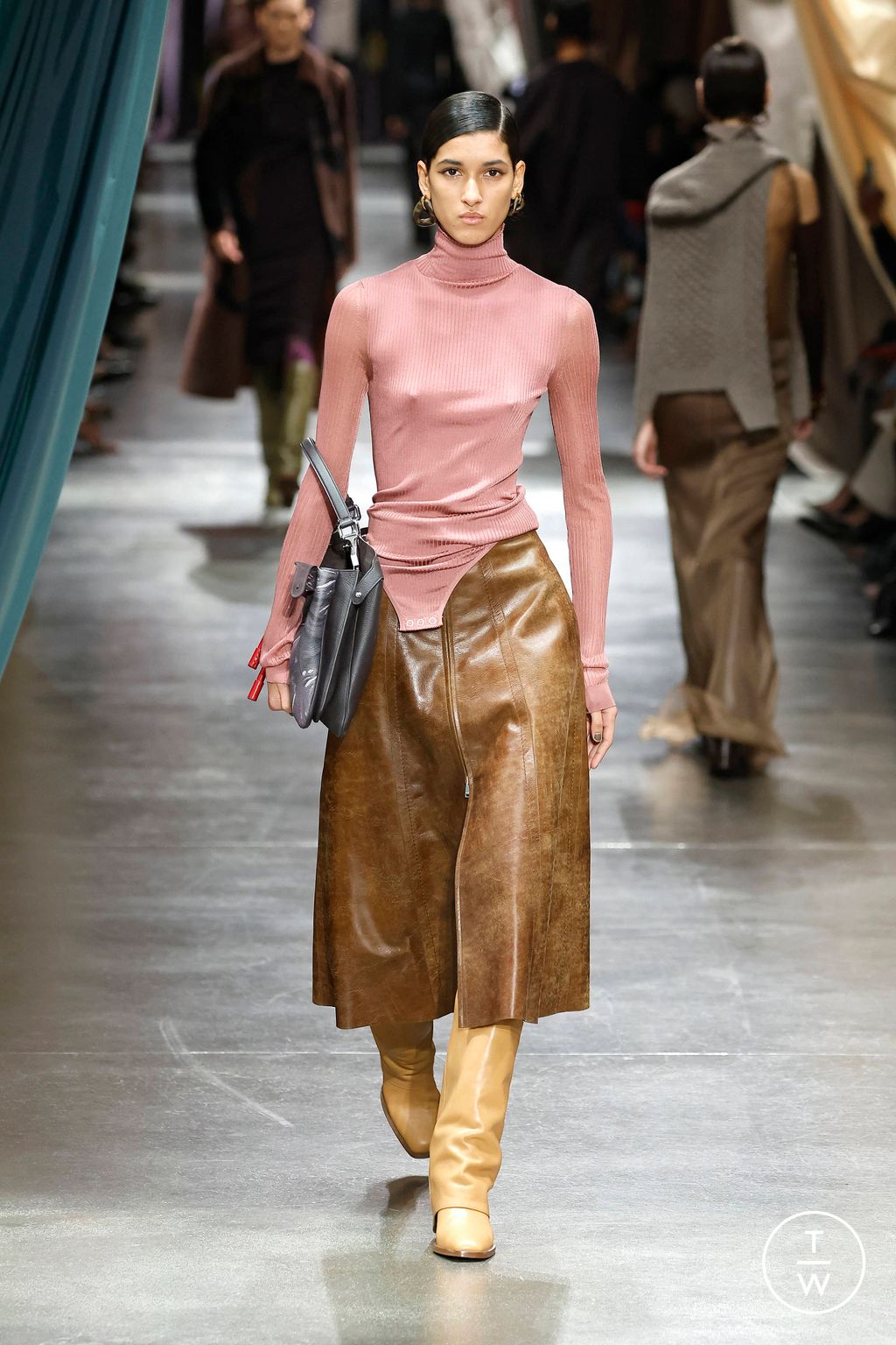 Fashion Week Milan Fall/Winter 2024 look 49 from the Fendi collection 女装