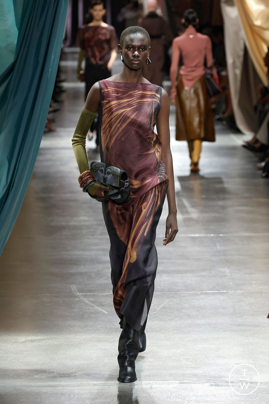 Fashion Week Milan Fall/Winter 2024 look 51 from the Fendi collection womenswear