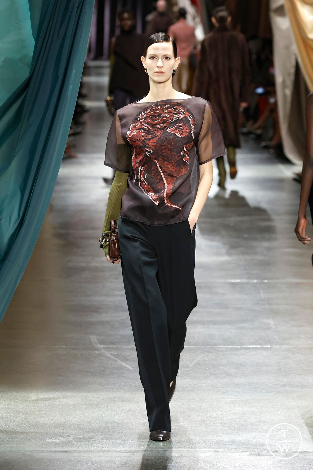 Fashion Week Milan Fall/Winter 2024 look 52 from the Fendi collection 女装