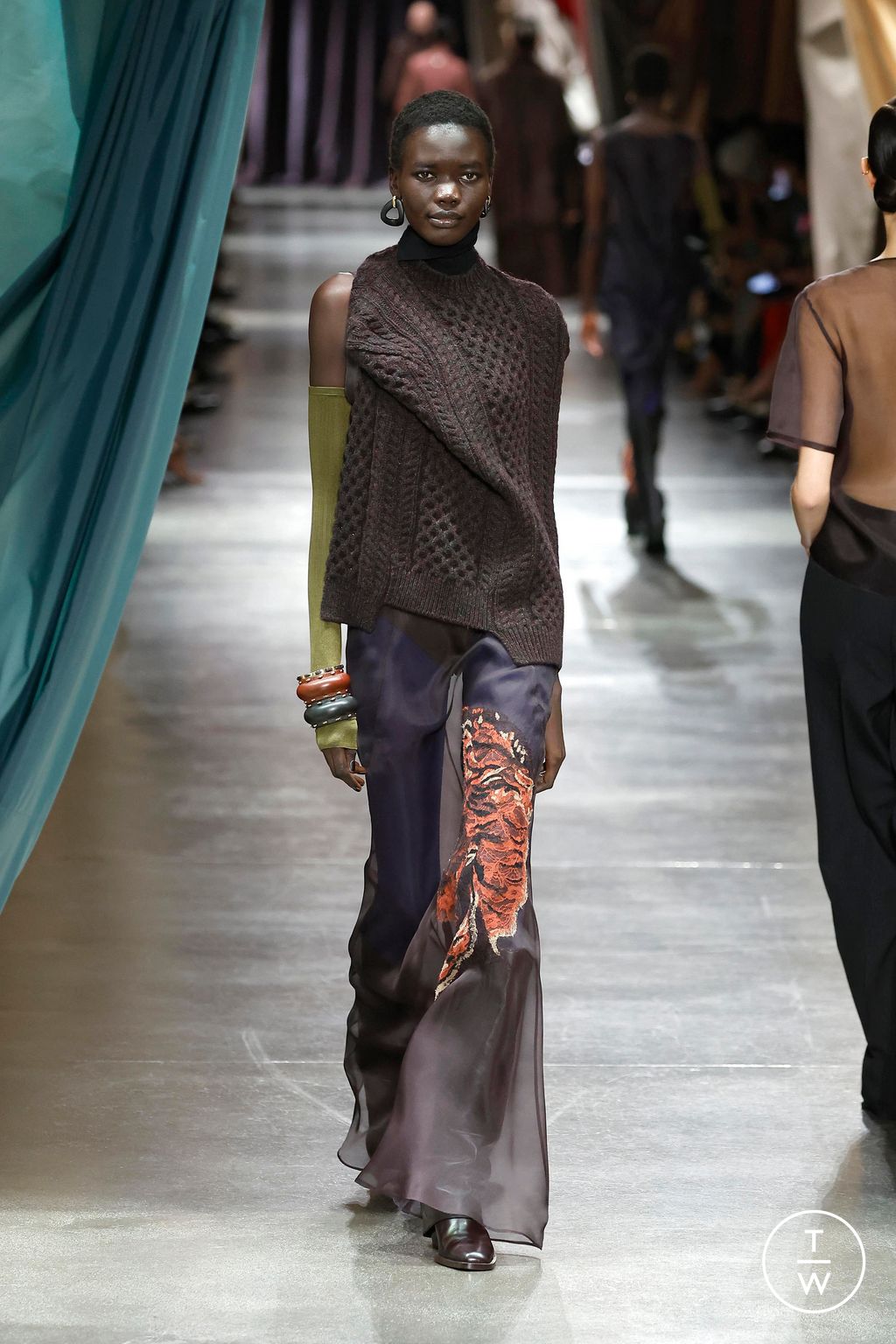 Fashion Week Milan Fall/Winter 2024 look 53 from the Fendi collection 女装
