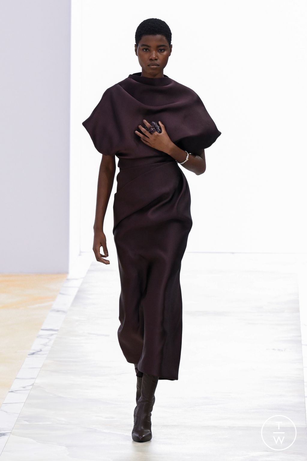 Fashion Week Paris Fall/Winter 2023 look 4 from the Fendi collection couture
