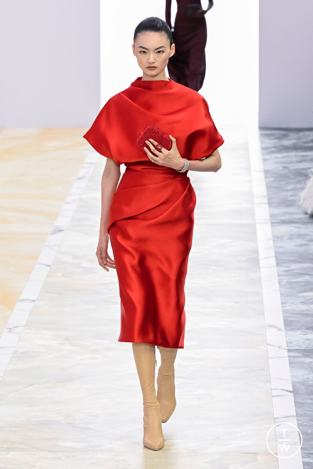 Fashion Week Paris Fall/Winter 2023 look 6 de la collection Fendi couture