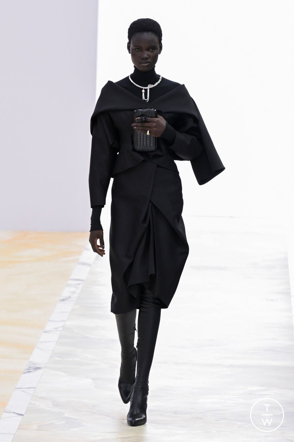 Fashion Week Paris Fall/Winter 2023 look 8 de la collection Fendi couture