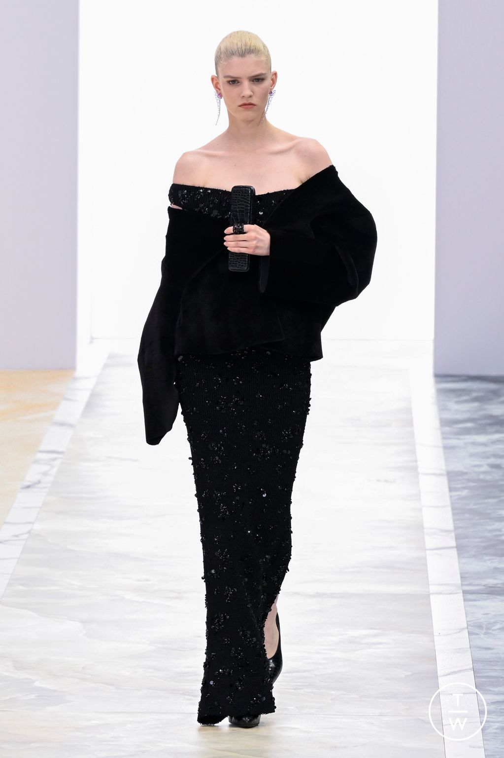 Fashion Week Paris Fall/Winter 2023 look 21 from the Fendi collection couture