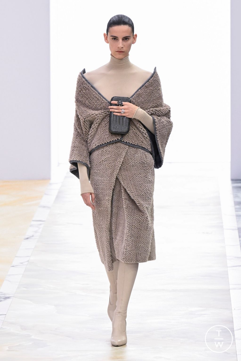 Fashion Week Paris Fall/Winter 2023 look 23 from the Fendi collection couture