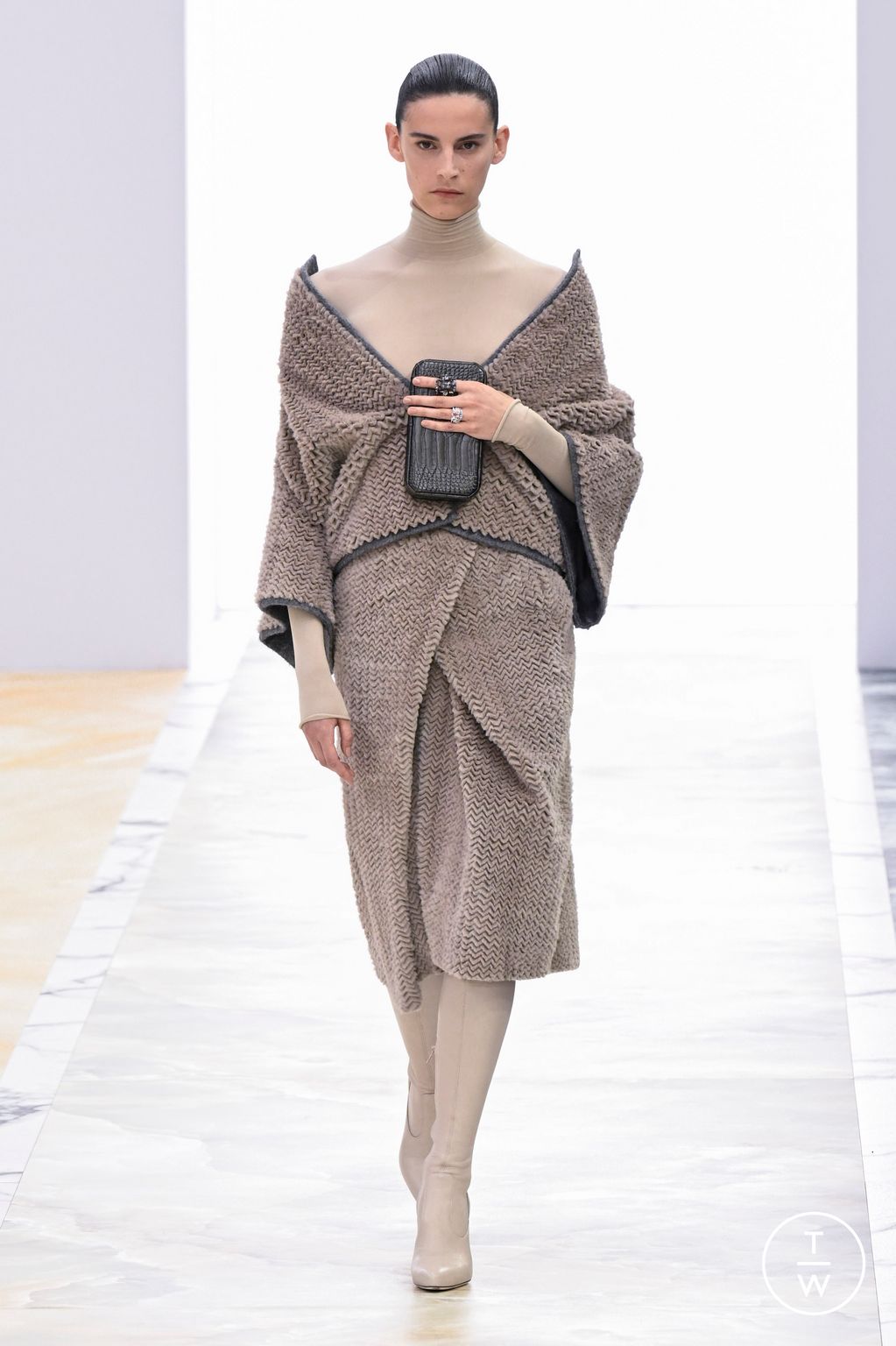Fashion Week Paris Fall/Winter 2023 look 23 from the Fendi collection 高级定制