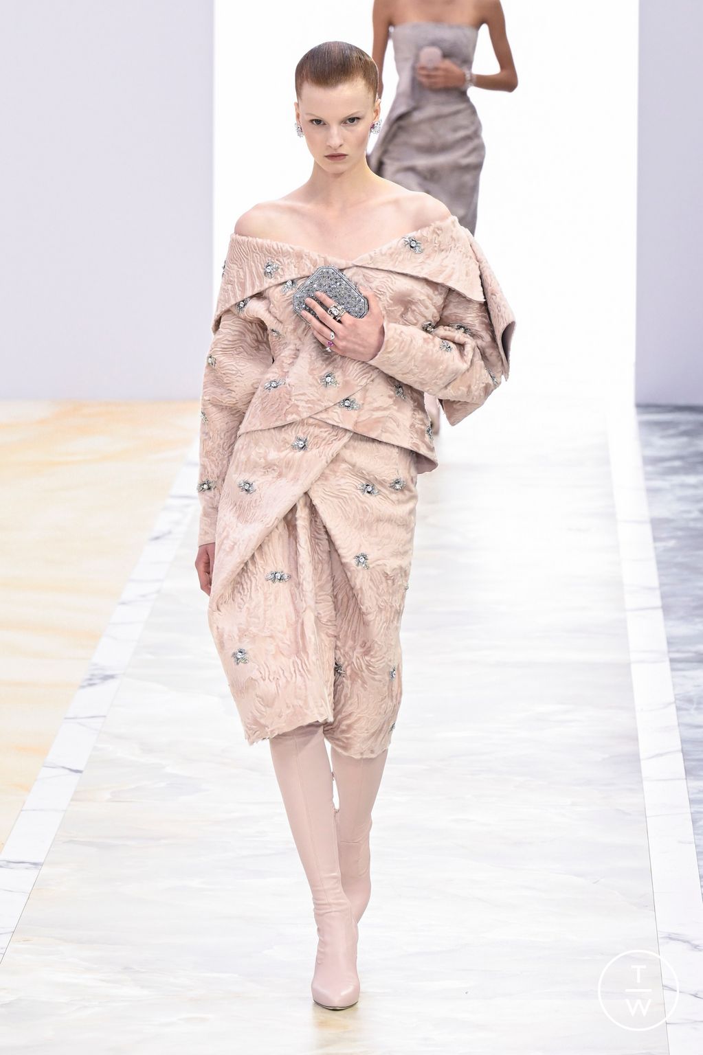 Fashion Week Paris Fall/Winter 2023 look 26 from the Fendi collection couture