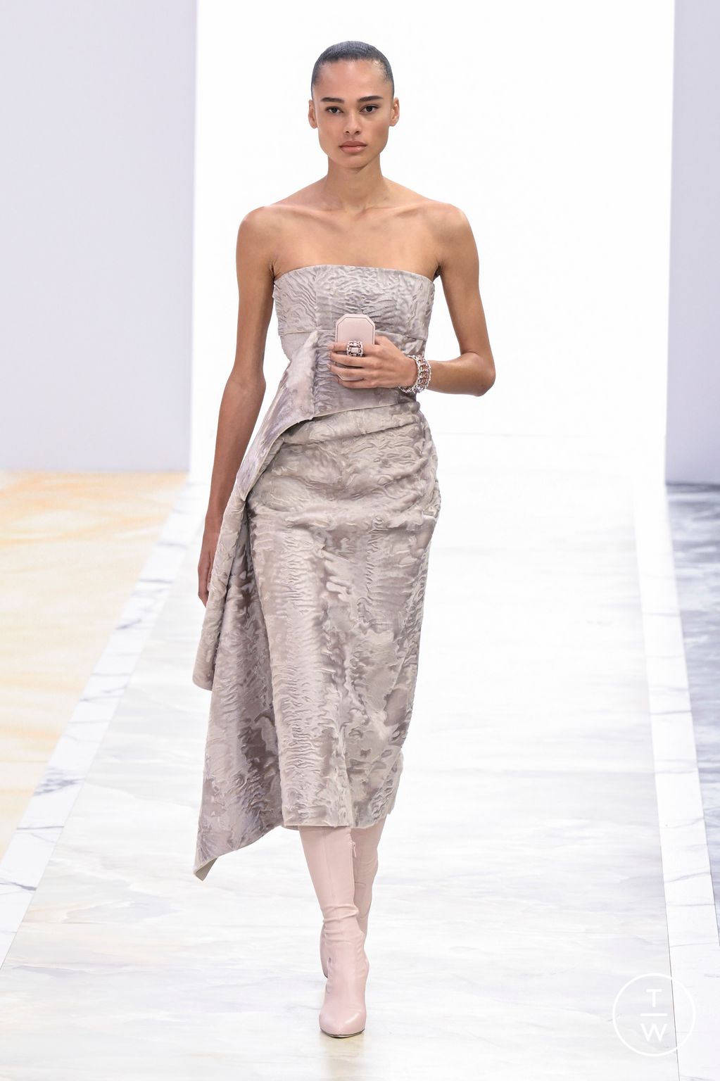 Fashion Week Paris Fall/Winter 2023 look 27 de la collection Fendi couture