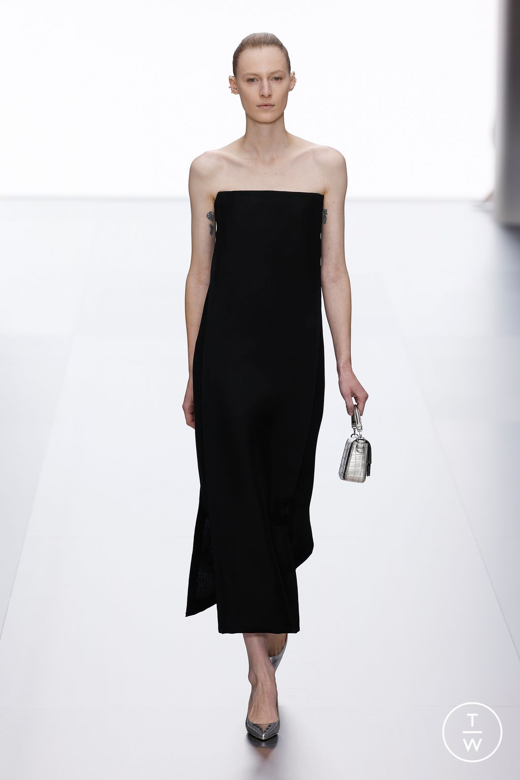 Fashion Week Paris Spring/Summer 2024 look 1 from the Fendi collection couture
