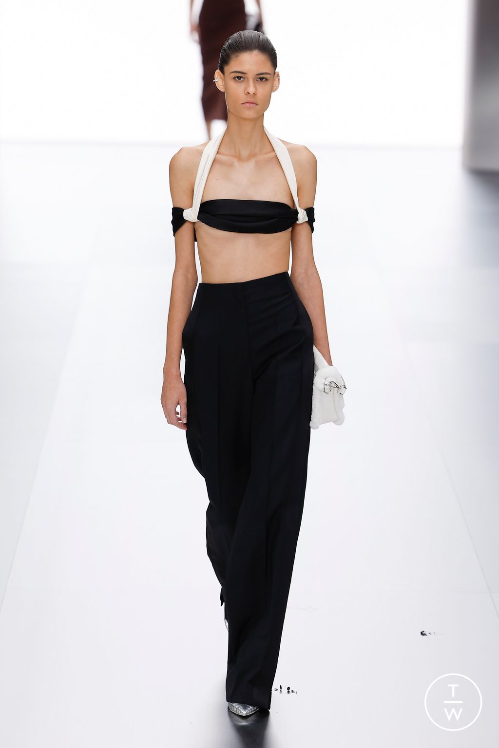 Fashion Week Paris Spring/Summer 2024 look 7 de la collection Fendi couture