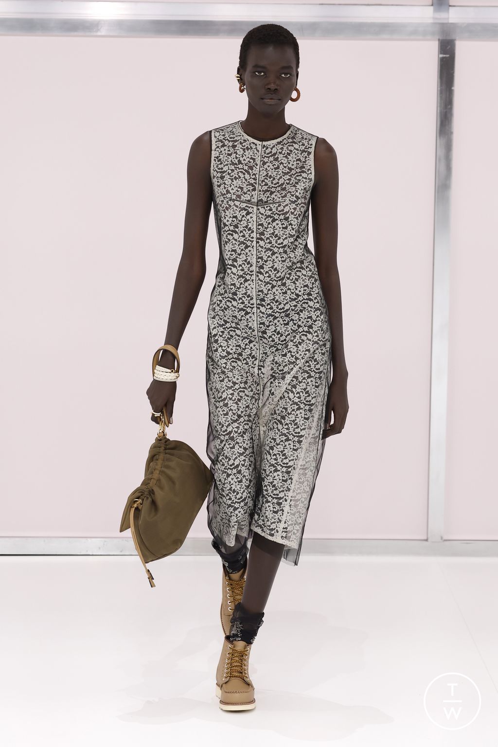 Fashion Week Milan Spring/Summer 2025 look 12 from the Fendi collection 女装