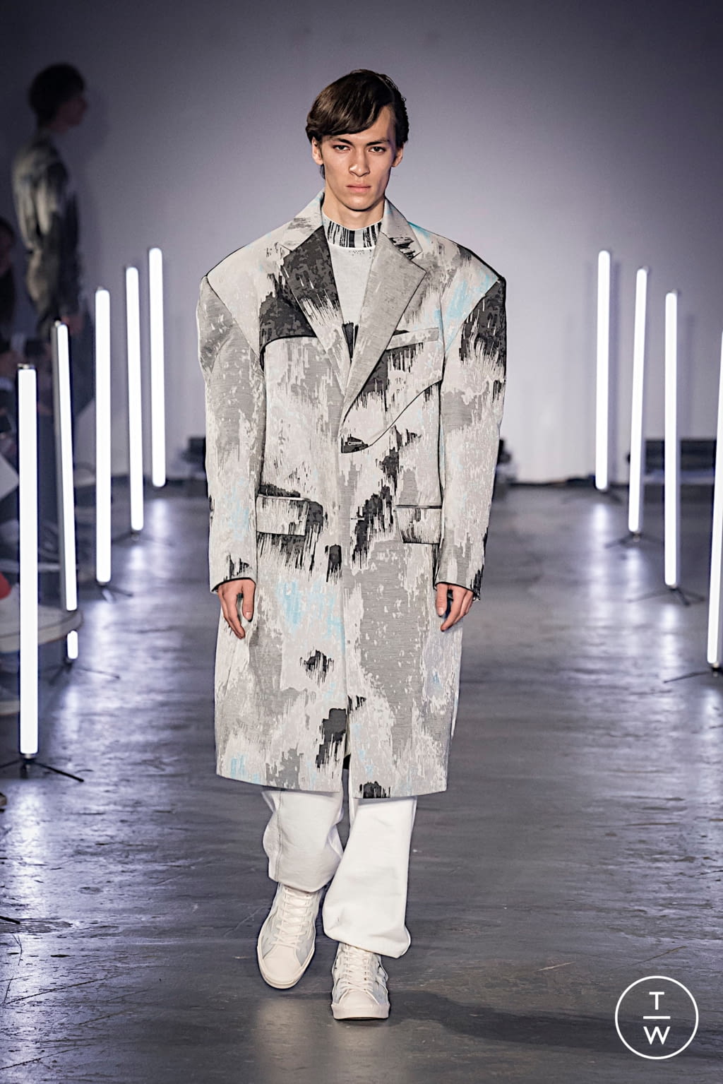 Fashion Week London Fall/Winter 2020 look 2 from the Feng Chen Wang collection 男装