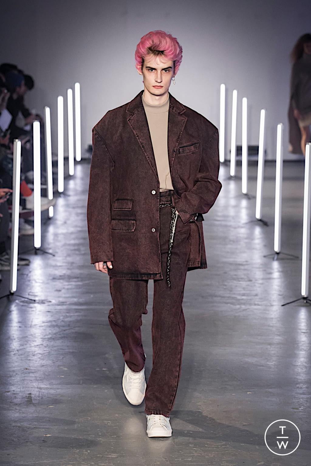 Fashion Week London Fall/Winter 2020 look 8 from the Feng Chen Wang collection 男装