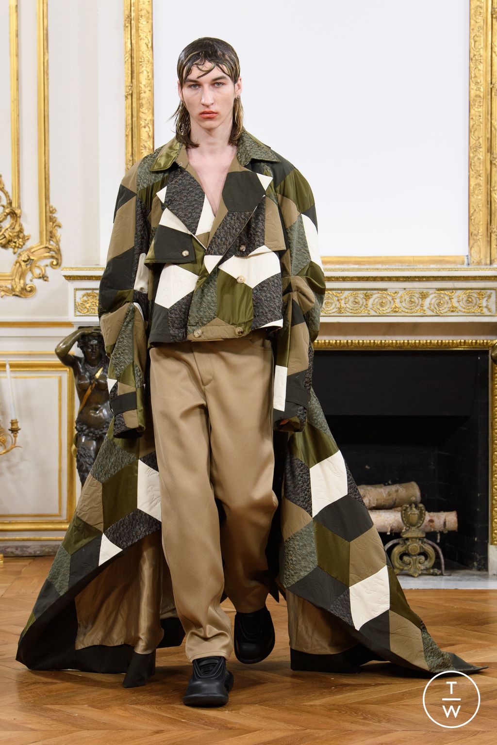Fashion Week Paris Fall/Winter 2023 look 9 de la collection Feng Chen Wang menswear