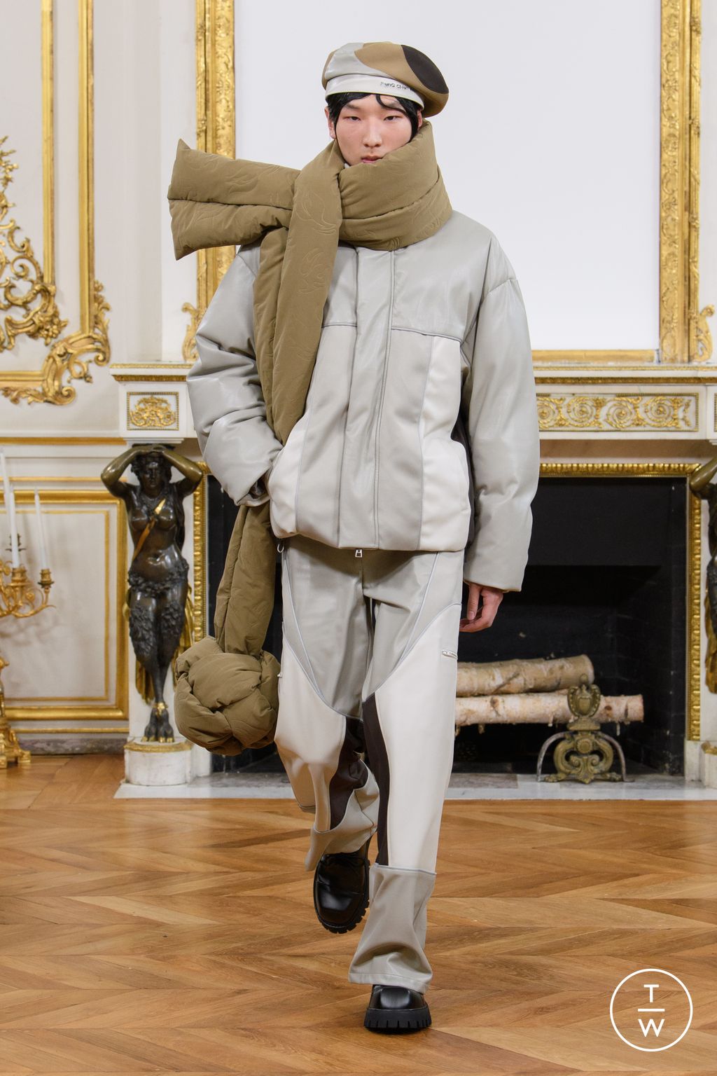 Fashion Week Paris Fall/Winter 2023 look 10 de la collection Feng Chen Wang menswear