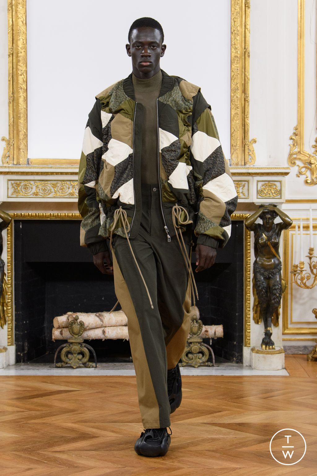 Fashion Week Paris Fall/Winter 2023 look 11 de la collection Feng Chen Wang menswear