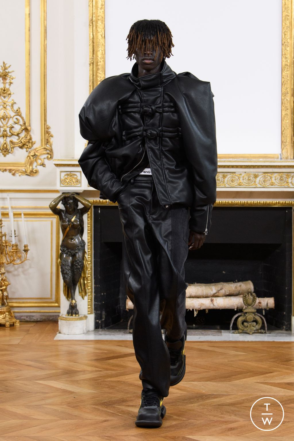 Fashion Week Paris Fall/Winter 2023 look 16 from the Feng Chen Wang collection menswear
