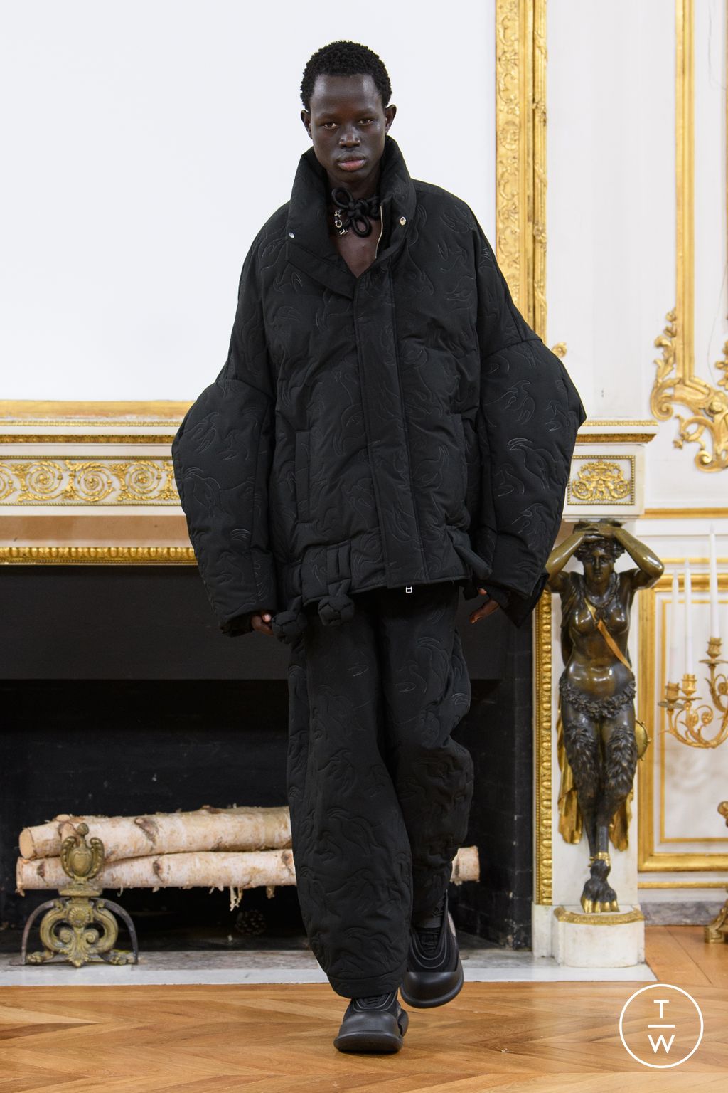 Fashion Week Paris Fall/Winter 2023 look 17 from the Feng Chen Wang collection menswear
