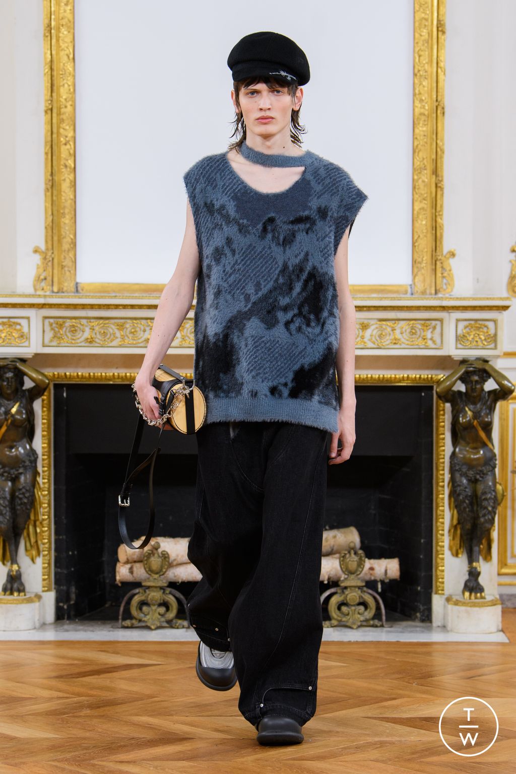 Fashion Week Paris Fall/Winter 2023 look 20 from the Feng Chen Wang collection menswear