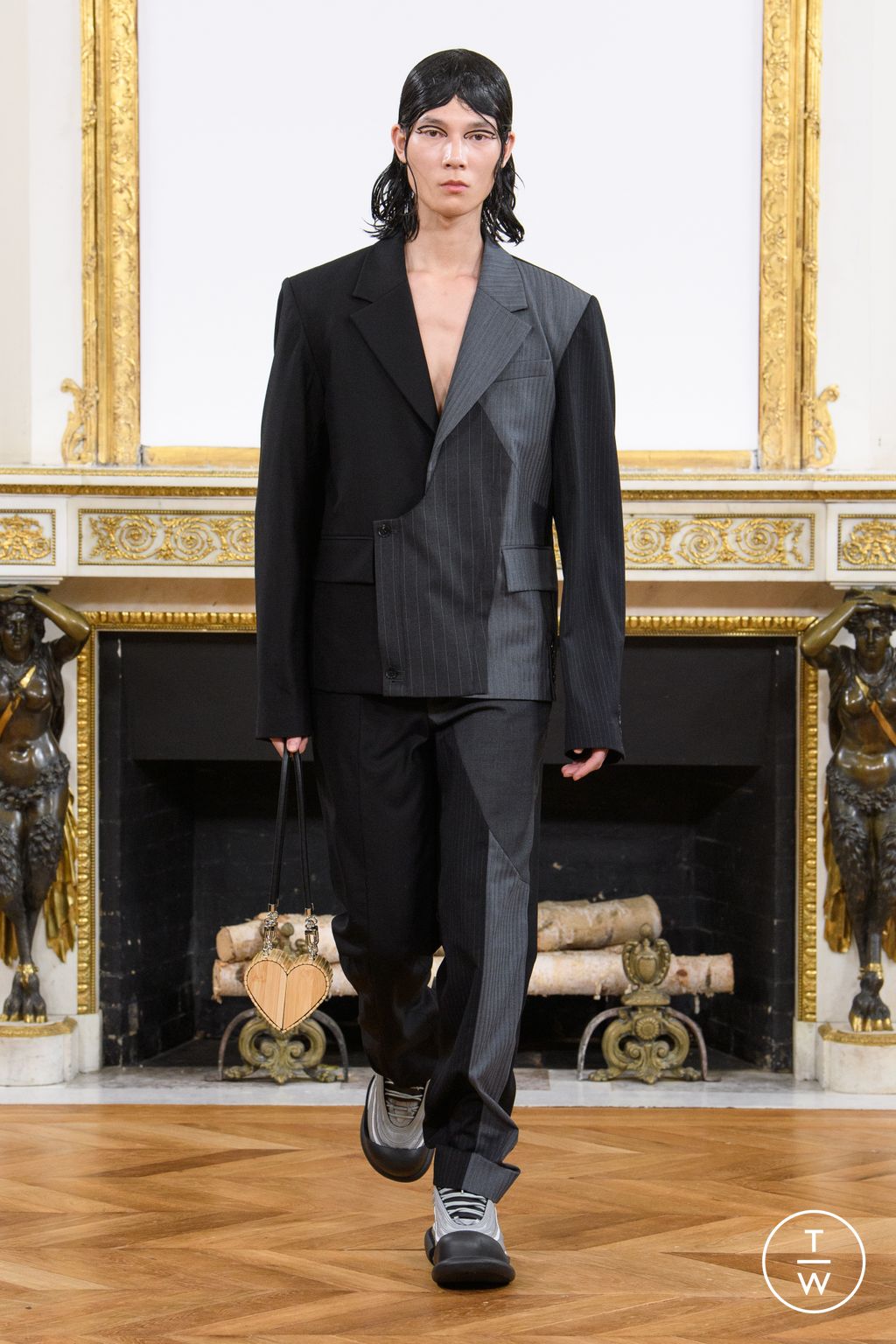 Fashion Week Paris Fall/Winter 2023 look 21 from the Feng Chen Wang collection 男装