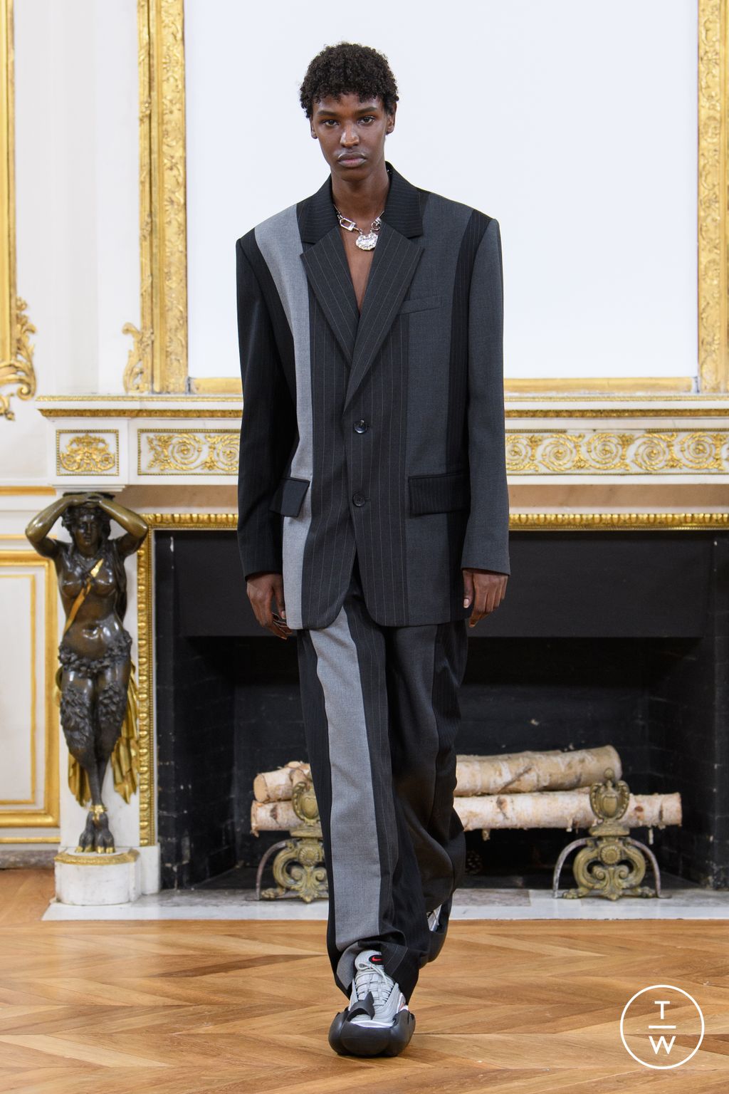Fashion Week Paris Fall/Winter 2023 look 22 from the Feng Chen Wang collection menswear