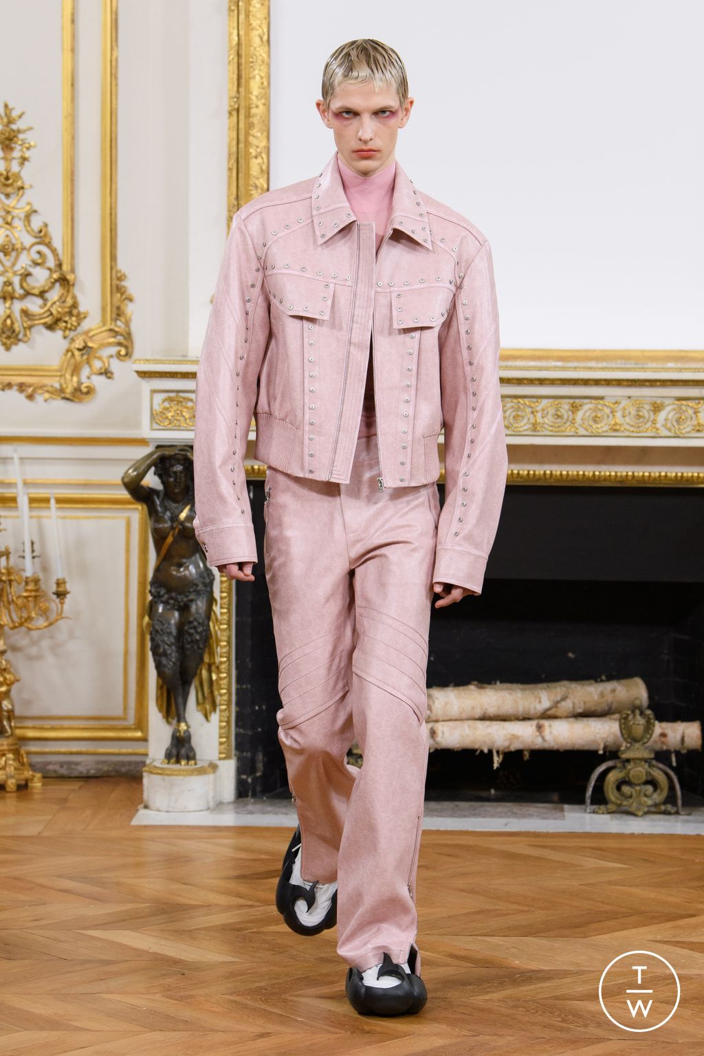Fashion Week Paris Fall/Winter 2023 look 26 from the Feng Chen Wang collection menswear