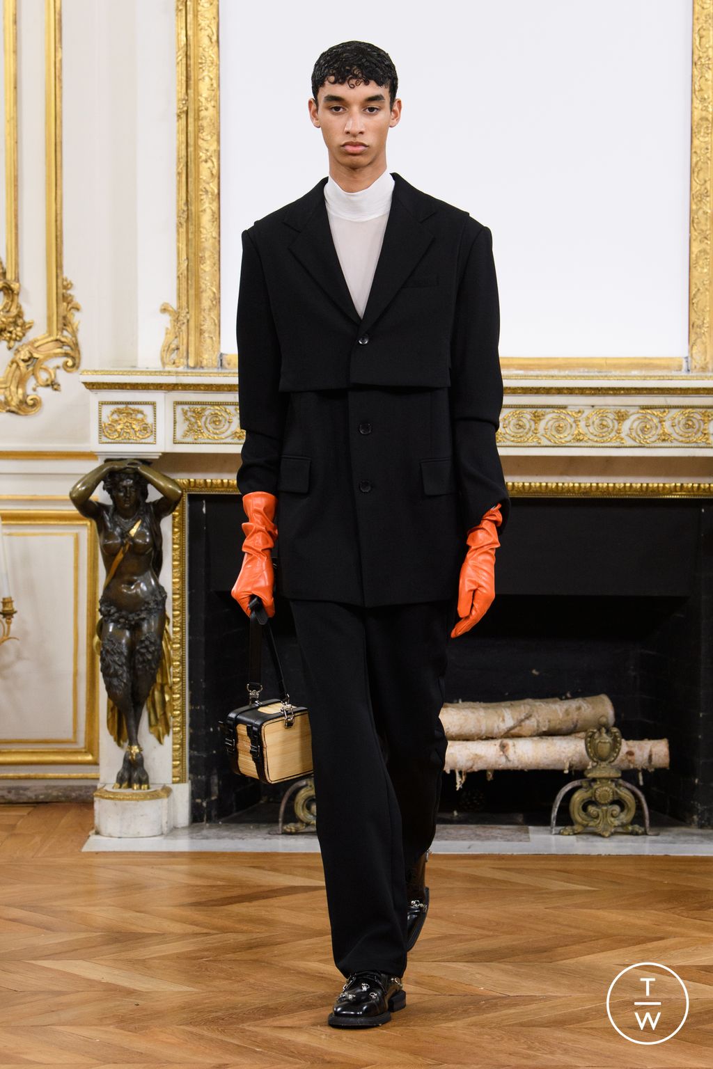 Fashion Week Paris Fall/Winter 2023 look 33 from the Feng Chen Wang collection 男装