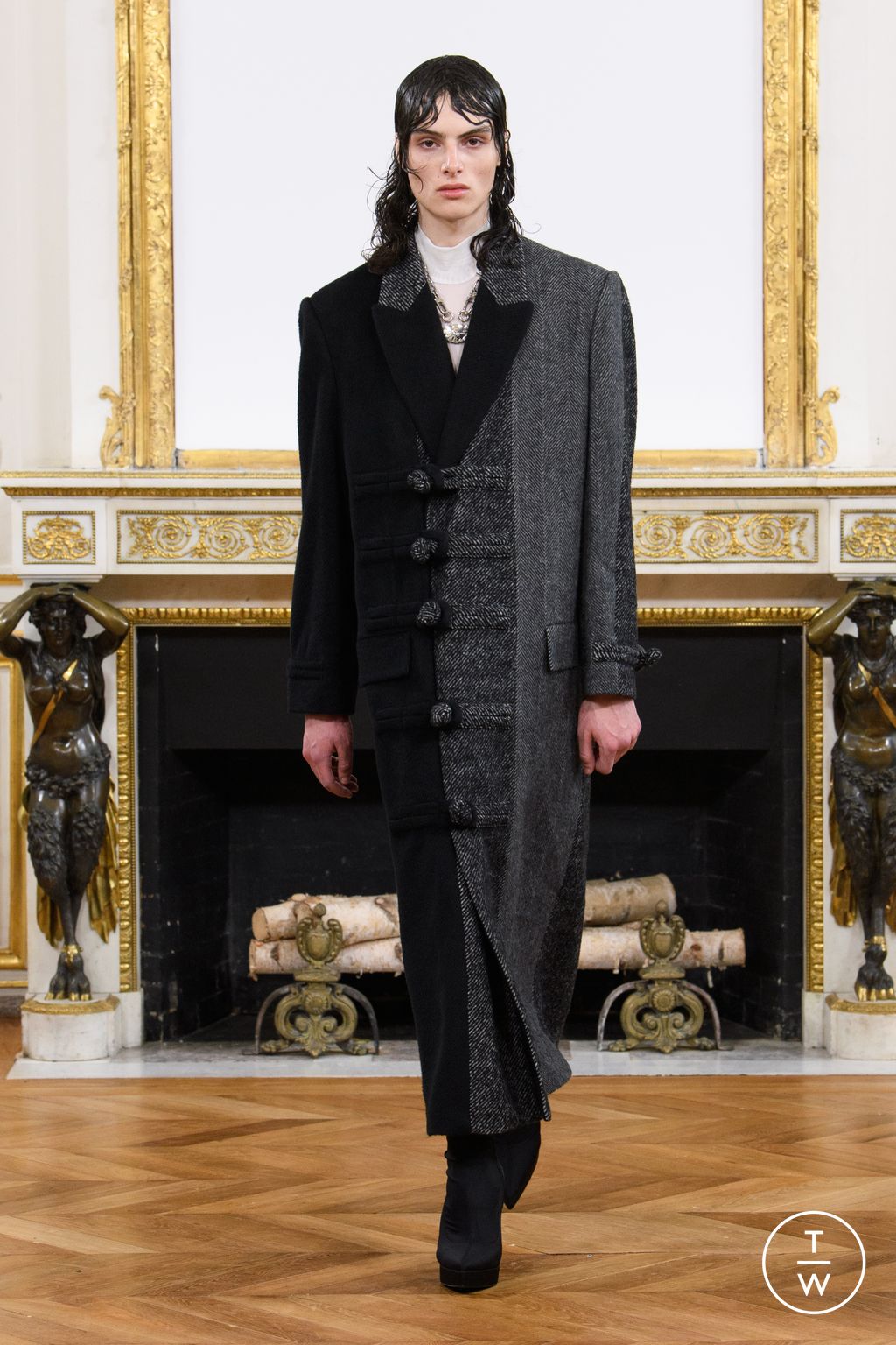Fashion Week Paris Fall/Winter 2023 look 39 from the Feng Chen Wang collection 男装