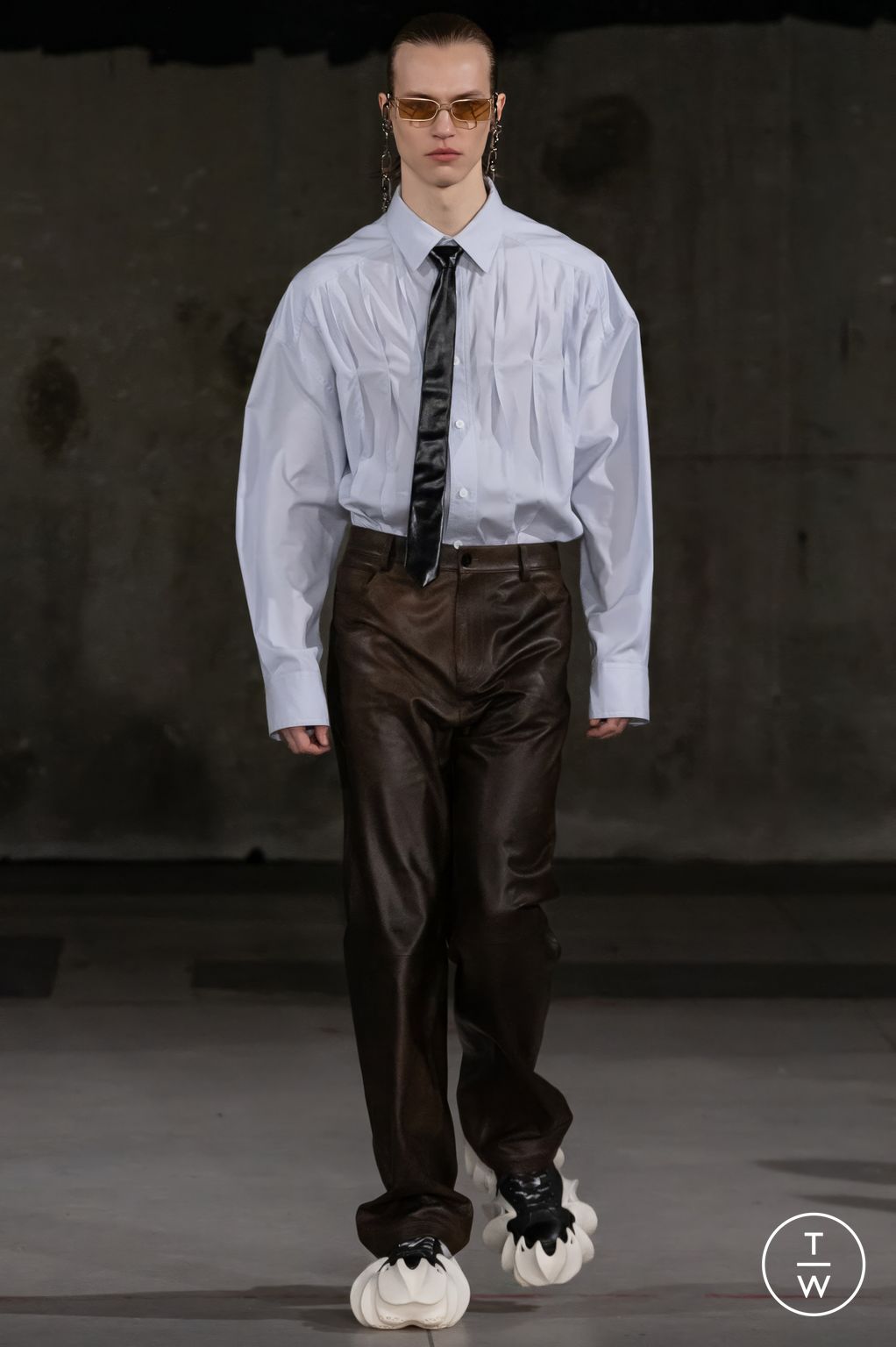 Fashion Week Paris Fall/Winter 2024 look 2 from the Feng Chen Wang collection 男装