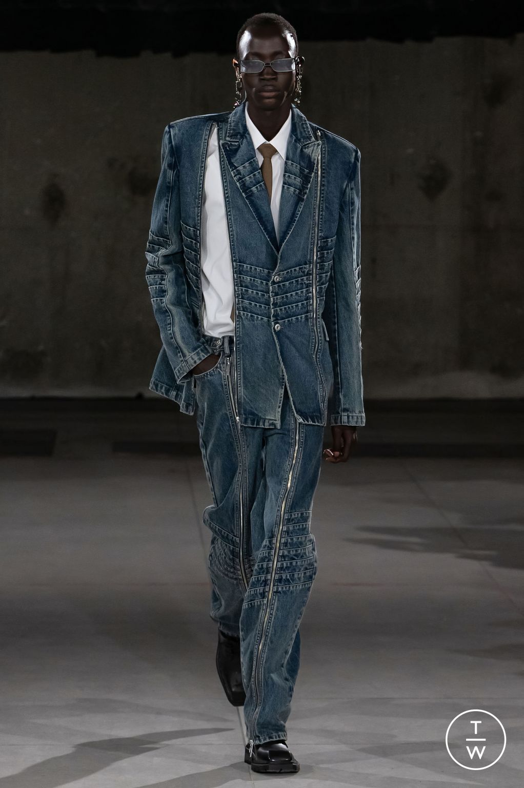 Fashion Week Paris Fall/Winter 2024 look 3 from the Feng Chen Wang collection menswear