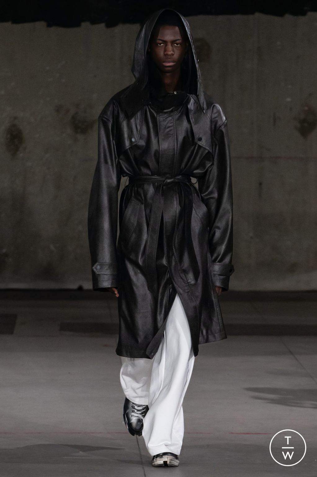 Fashion Week Paris Fall/Winter 2024 look 6 de la collection Feng Chen Wang menswear