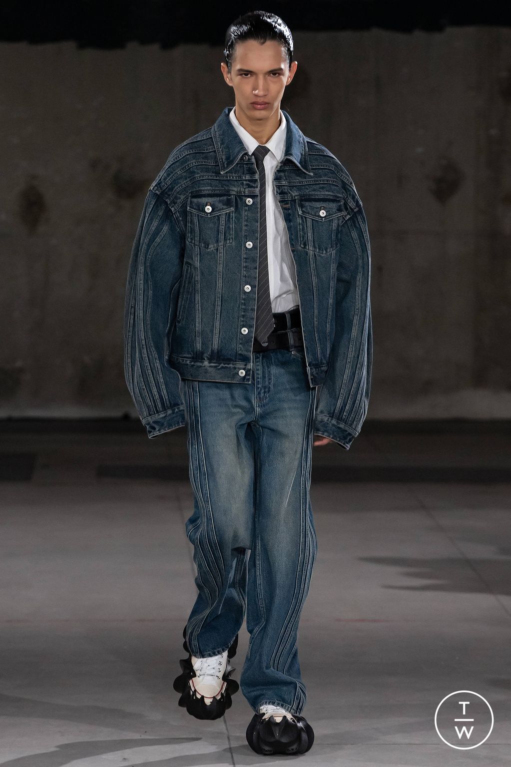 Fashion Week Paris Fall/Winter 2024 look 9 from the Feng Chen Wang collection 男装