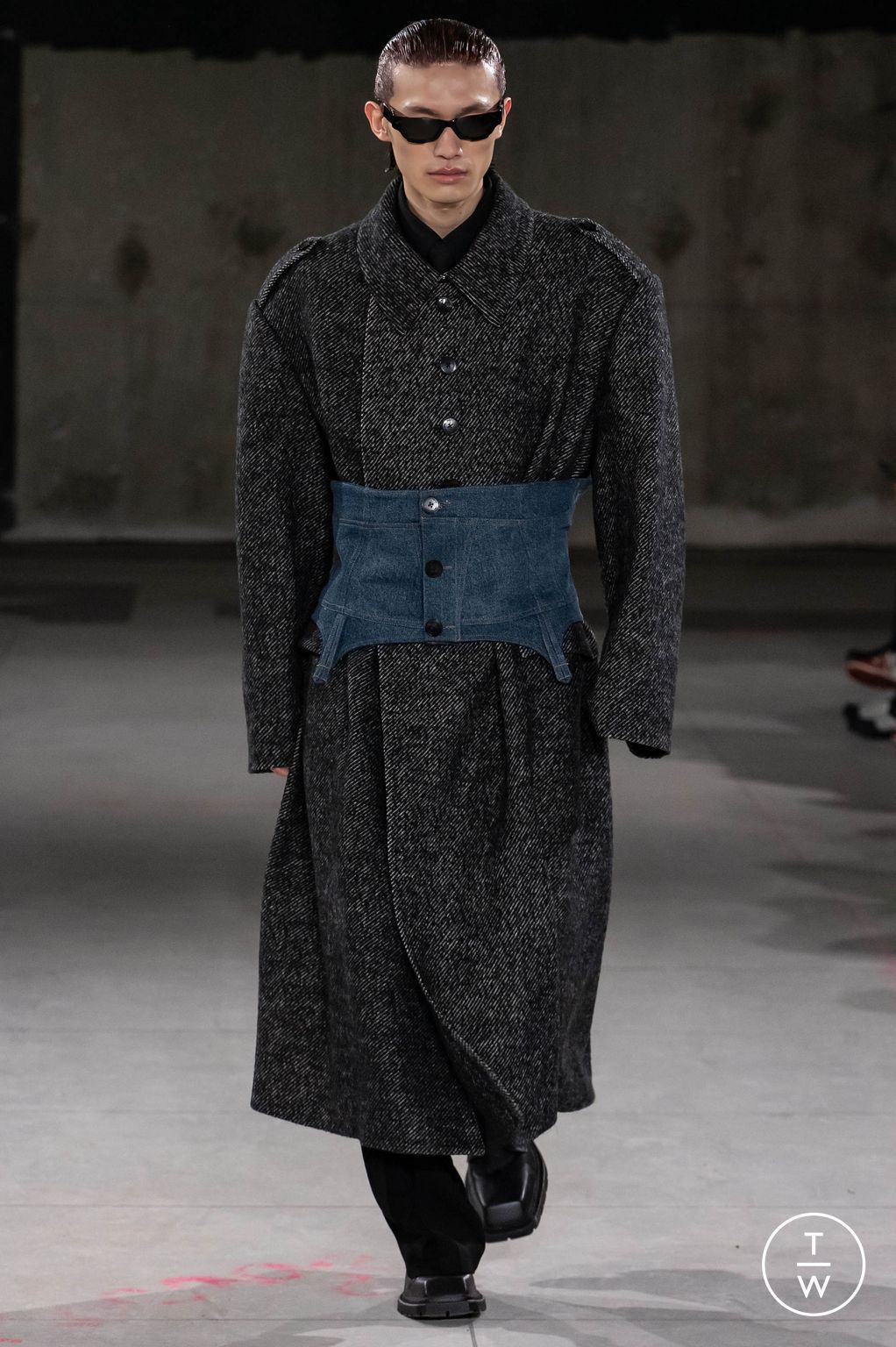 Fashion Week Paris Fall/Winter 2024 look 10 de la collection Feng Chen Wang menswear