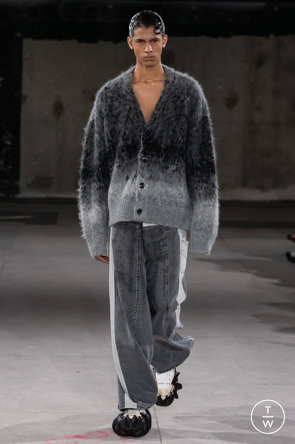 Fashion Week Paris Fall/Winter 2024 look 11 de la collection Feng Chen Wang menswear