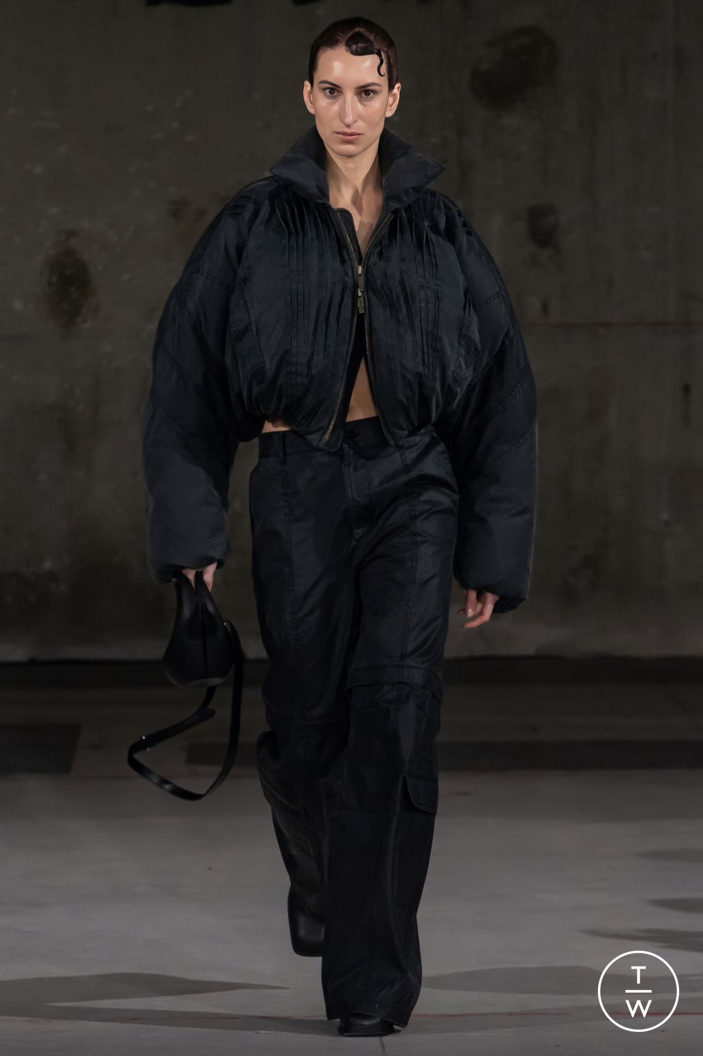 Fashion Week Paris Fall/Winter 2024 look 15 de la collection Feng Chen Wang menswear