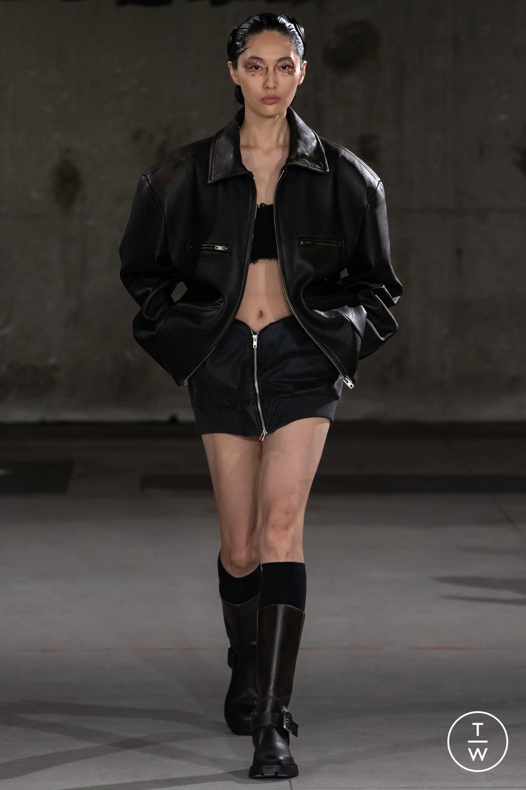 Fashion Week Paris Fall/Winter 2024 look 16 de la collection Feng Chen Wang menswear