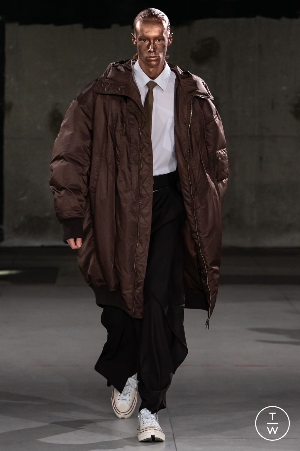 Fashion Week Paris Fall/Winter 2024 look 20 de la collection Feng Chen Wang menswear