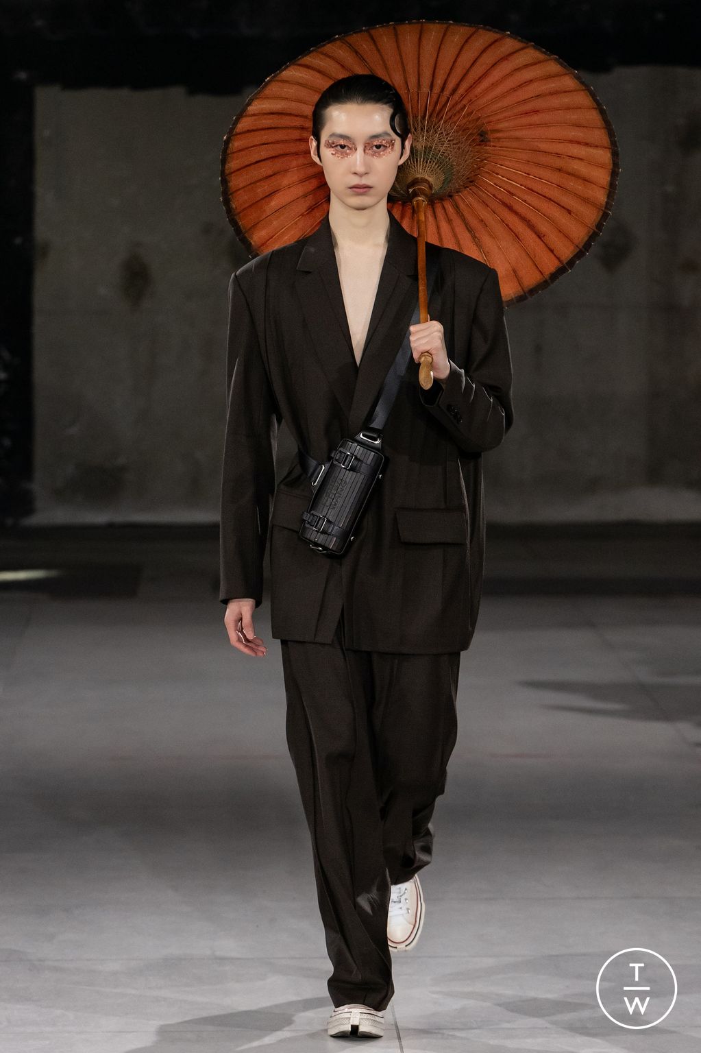 Fashion Week Paris Fall/Winter 2024 look 21 de la collection Feng Chen Wang menswear