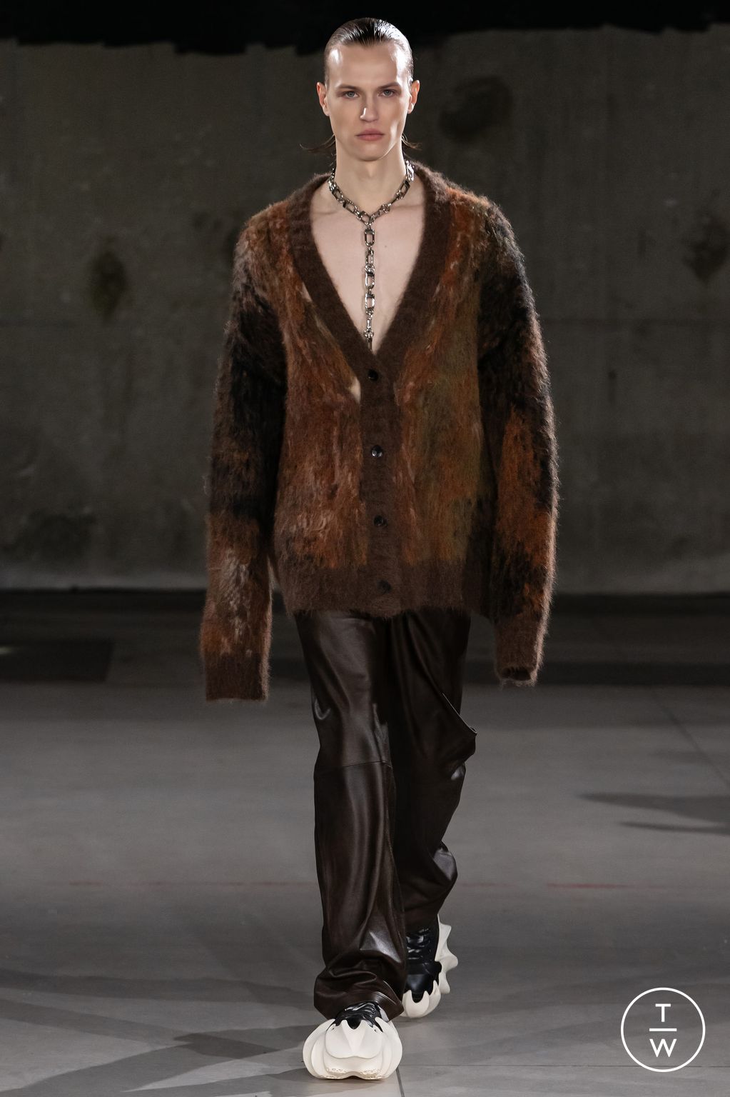 Fashion Week Paris Fall/Winter 2024 look 22 de la collection Feng Chen Wang menswear