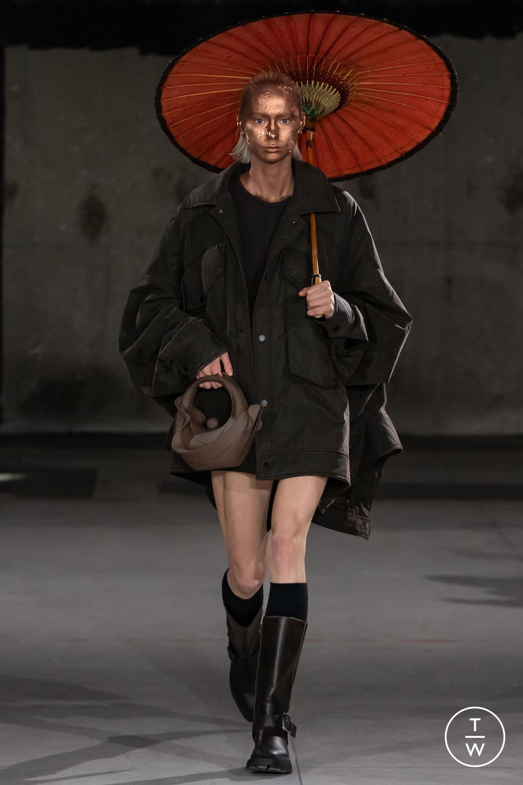 Fashion Week Paris Fall/Winter 2024 look 23 de la collection Feng Chen Wang menswear