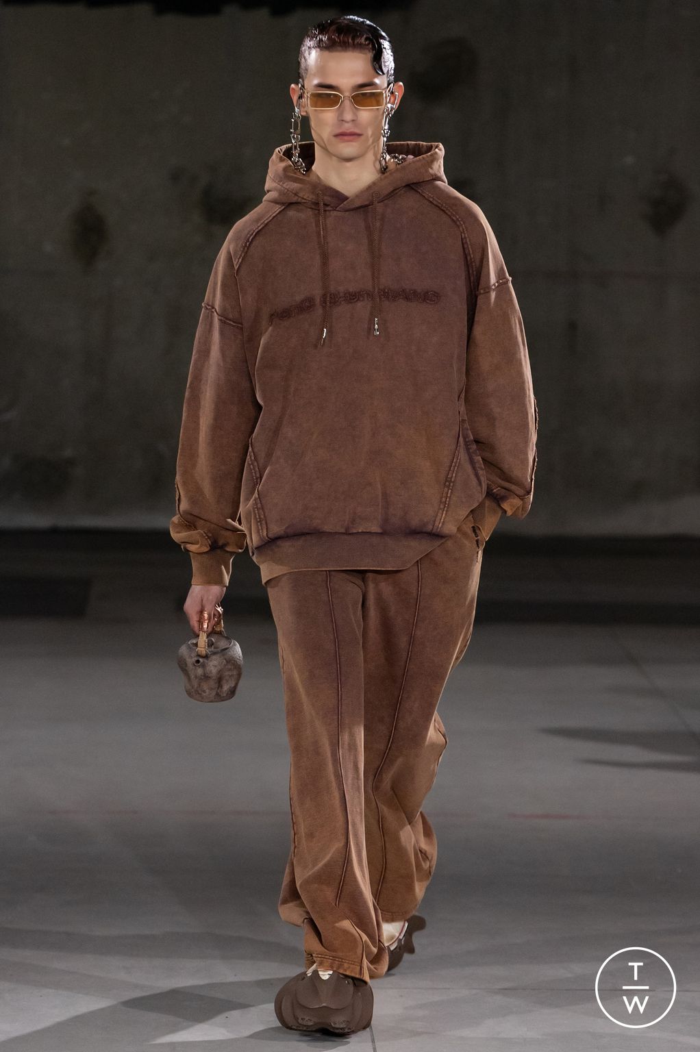 Fashion Week Paris Fall/Winter 2024 look 24 from the Feng Chen Wang collection menswear