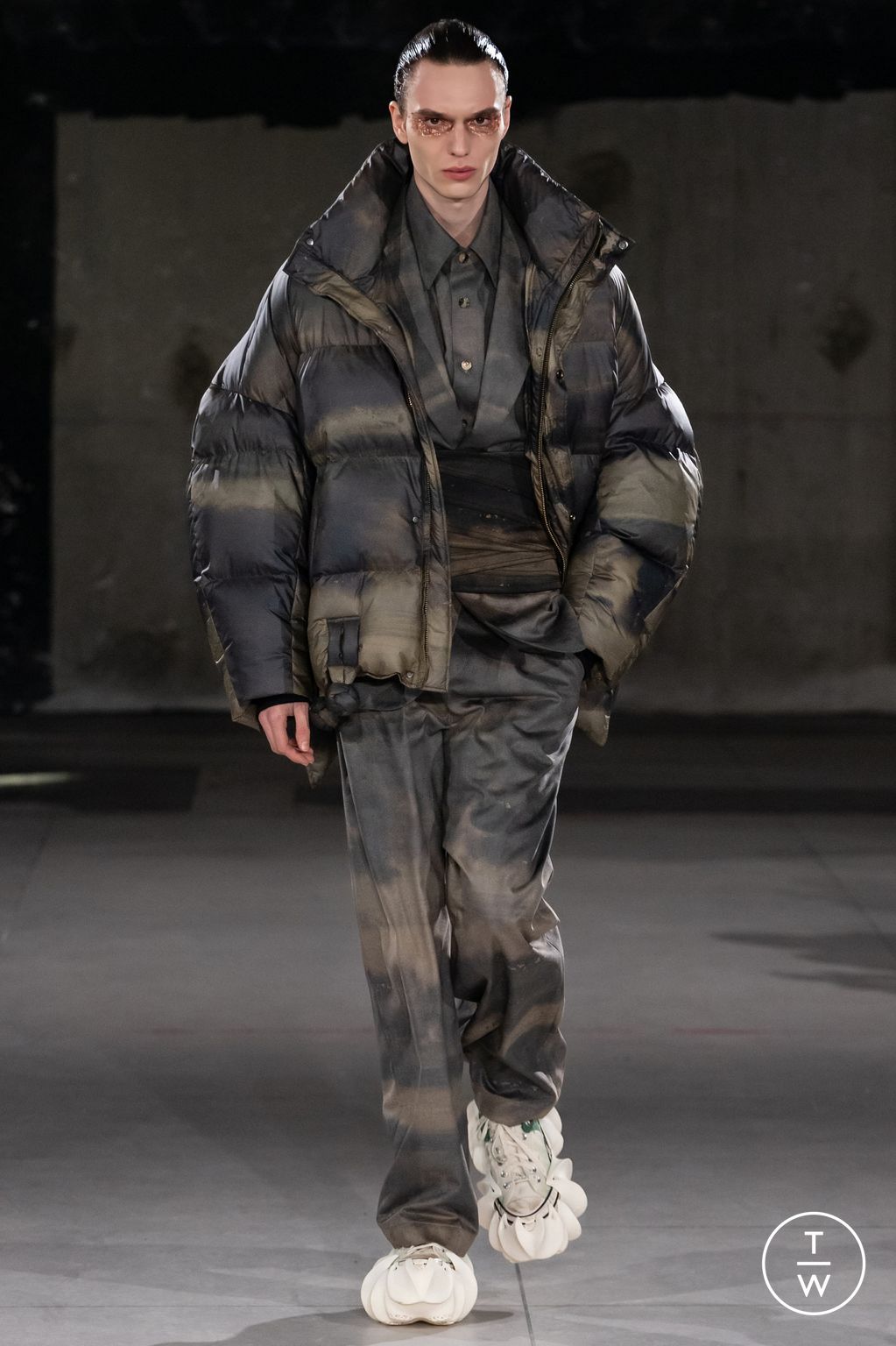 Fashion Week Paris Fall/Winter 2024 look 25 de la collection Feng Chen Wang menswear