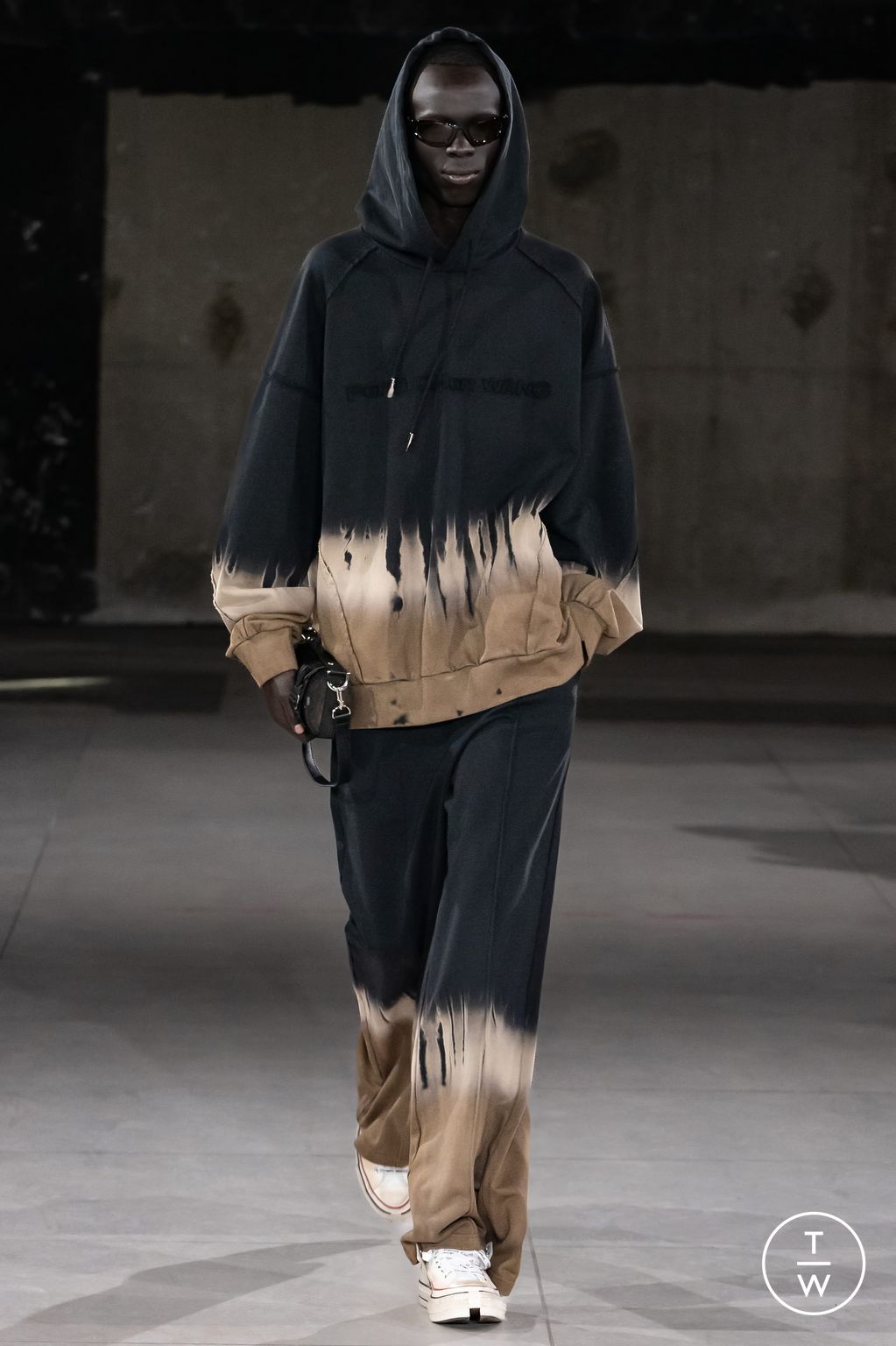 Fashion Week Paris Fall/Winter 2024 look 27 from the Feng Chen Wang collection menswear