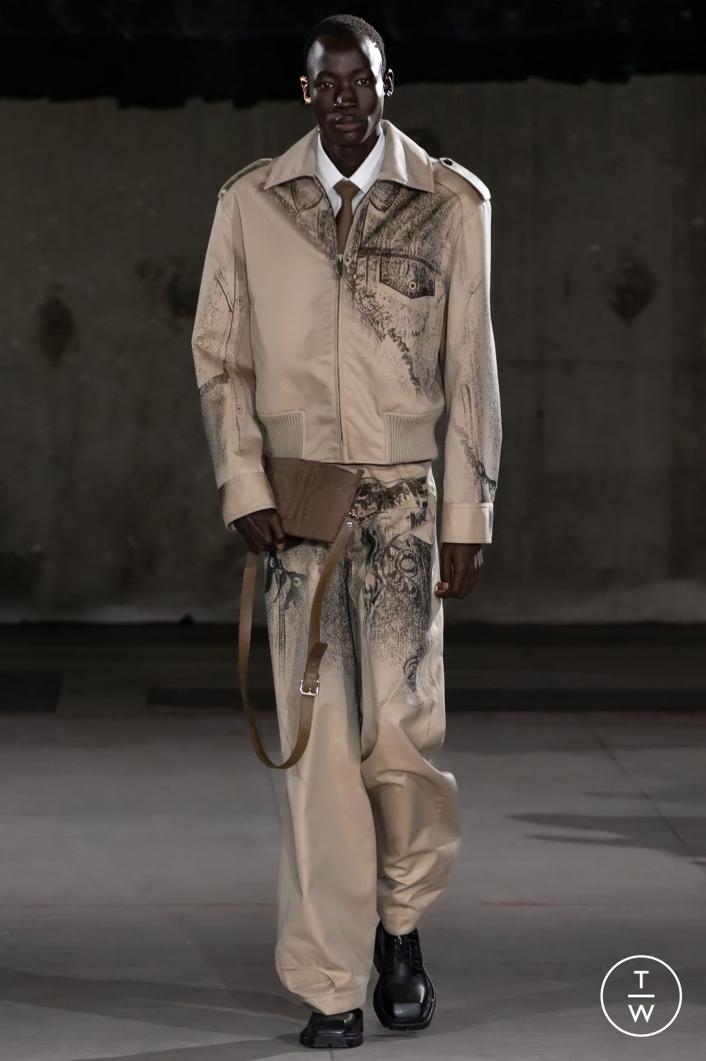Fashion Week Paris Fall/Winter 2024 look 29 from the Feng Chen Wang collection 男装