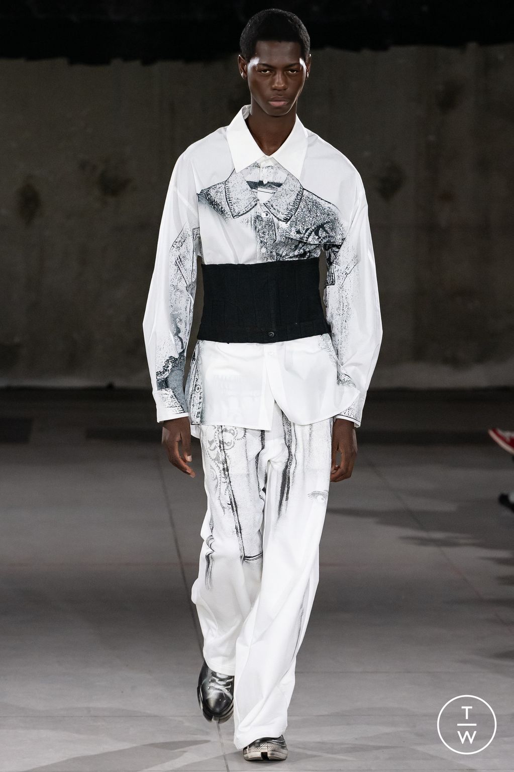 Fashion Week Paris Fall/Winter 2024 look 30 de la collection Feng Chen Wang menswear