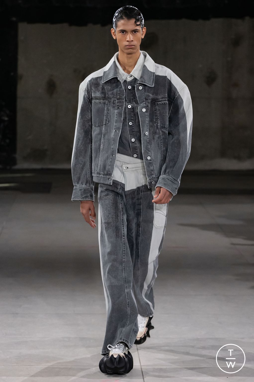 Fashion Week Paris Fall/Winter 2024 look 31 from the Feng Chen Wang collection menswear