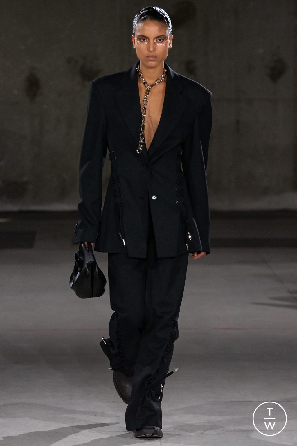 Fashion Week Paris Fall/Winter 2024 look 32 from the Feng Chen Wang collection menswear