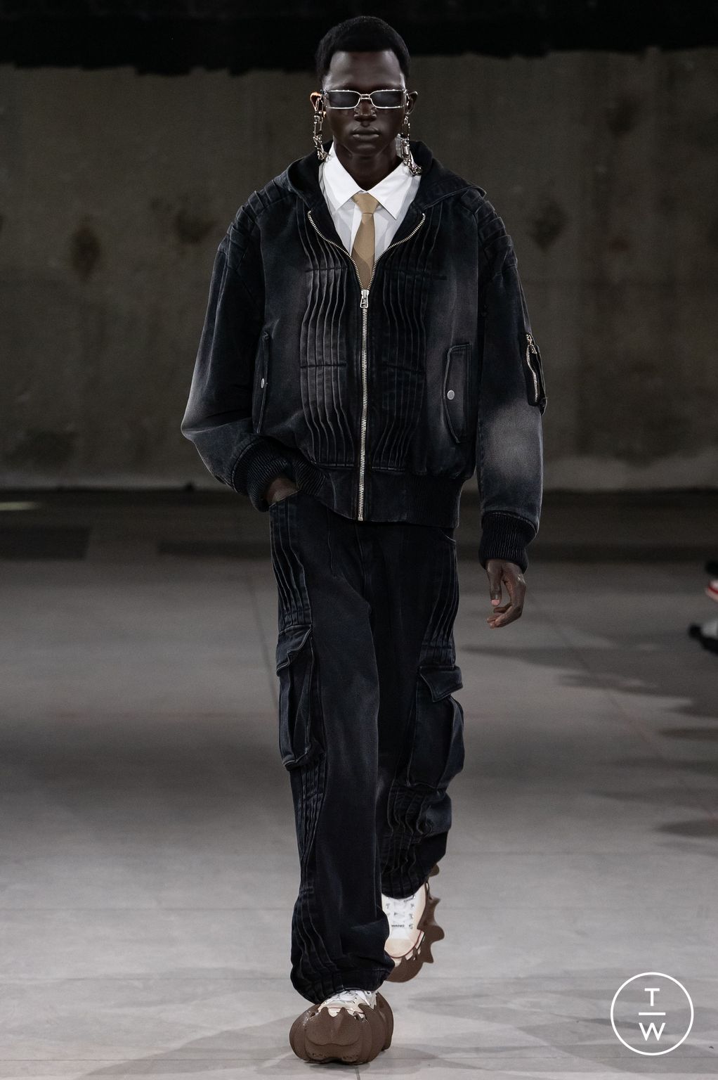 Fashion Week Paris Fall/Winter 2024 look 34 de la collection Feng Chen Wang menswear